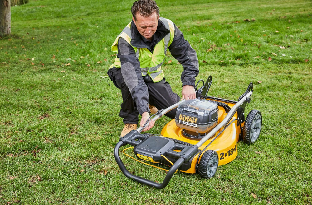 Kosiarka akumulatorowa DEWALT DCMW564P2-QZ składane uchwyty zdejmowany pojemnik na trawę konstrukcja z wytrzymałych tworzyw sztucznych i metalu