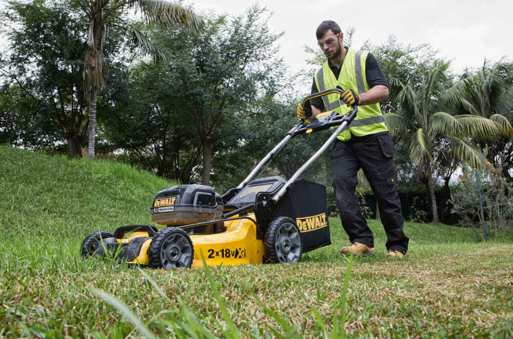 Kosiarka akumulatorowa DEWALT DCMW564P2-QZ w zestawie 2 akumulatory 18 V Li-Ion 5Ah DCB184 ładowarka wielonapięciowa XR 10,8-18W kosz nóż tnący kluczyk bezpieczeństwa przystawka do mulczowania instrukcja obsługi w języku polskim karta gwarancyjna