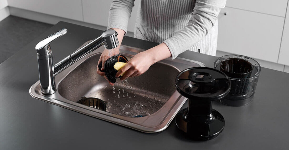 Wyciskarka wolnoobrotowa HUROM H100 Czarny latwe czyszcenie pod biezaca woda zapobiega osadzaniu sie resztek warzyw i owocow