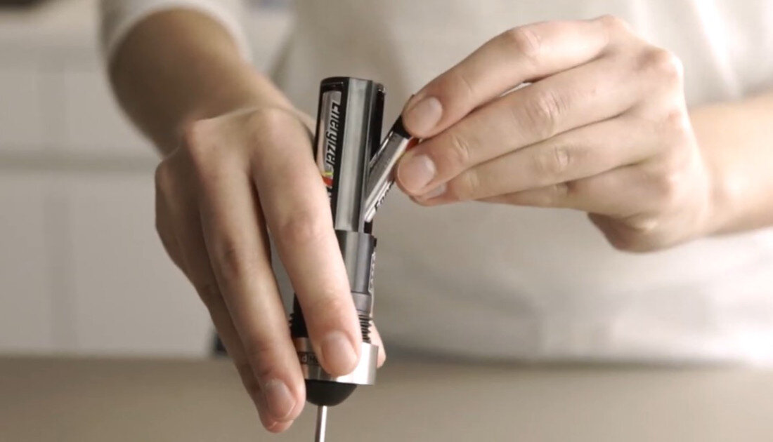 Spieniacz ADHOC MS10 Stalowy Gotowy do działania Zasilanie na baterie AAA w dowolnym miejscu bez kabli