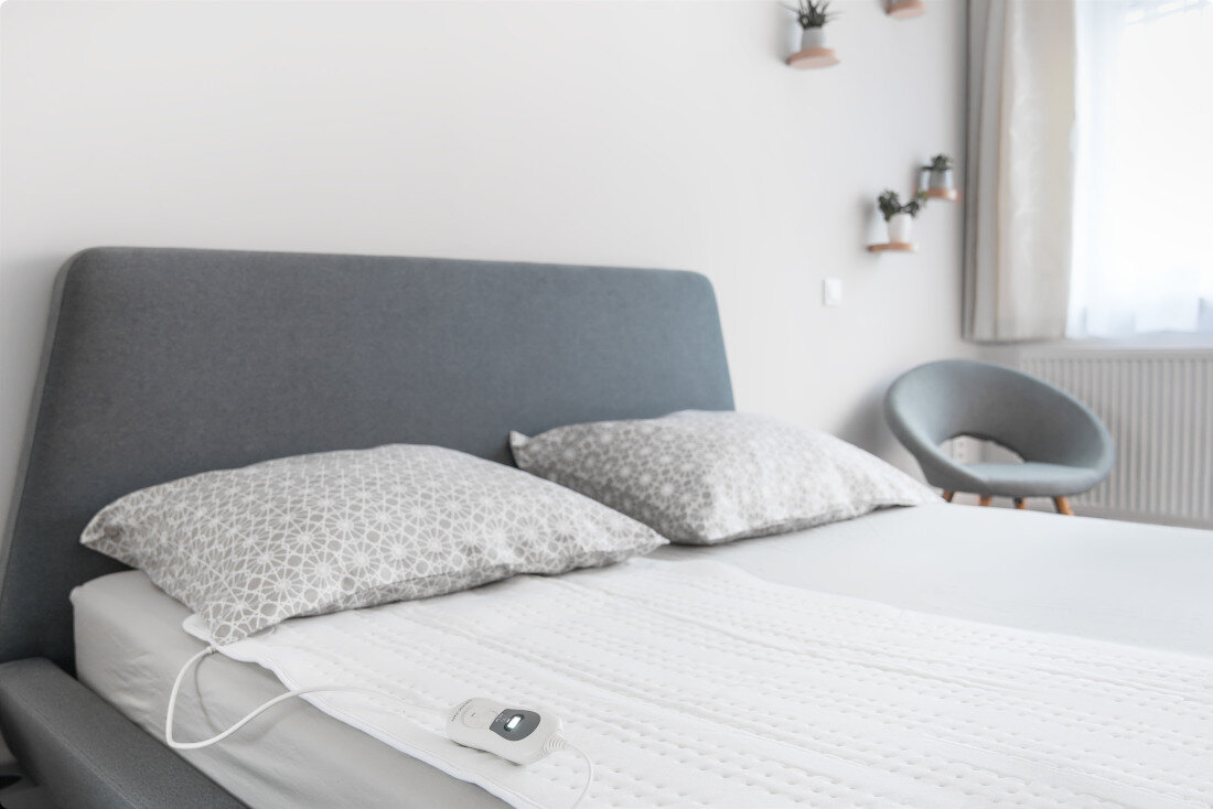 Koc elektryczny SENCOR SUB 1700WH wygląd prezentacja tło lifestyle