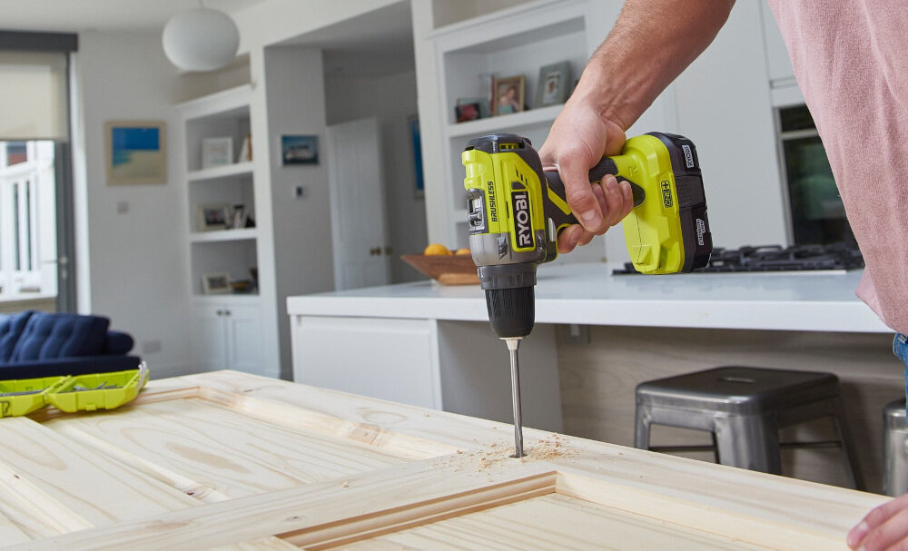 Wiertarko-wkrętarka RYOBI R18DD5-220S solidny uchwyt kompaktowa ergonomiczna konstrukcja do użytkowania w profesjonalnych warsztatach w warunkach domowych ogumowana rękojeść