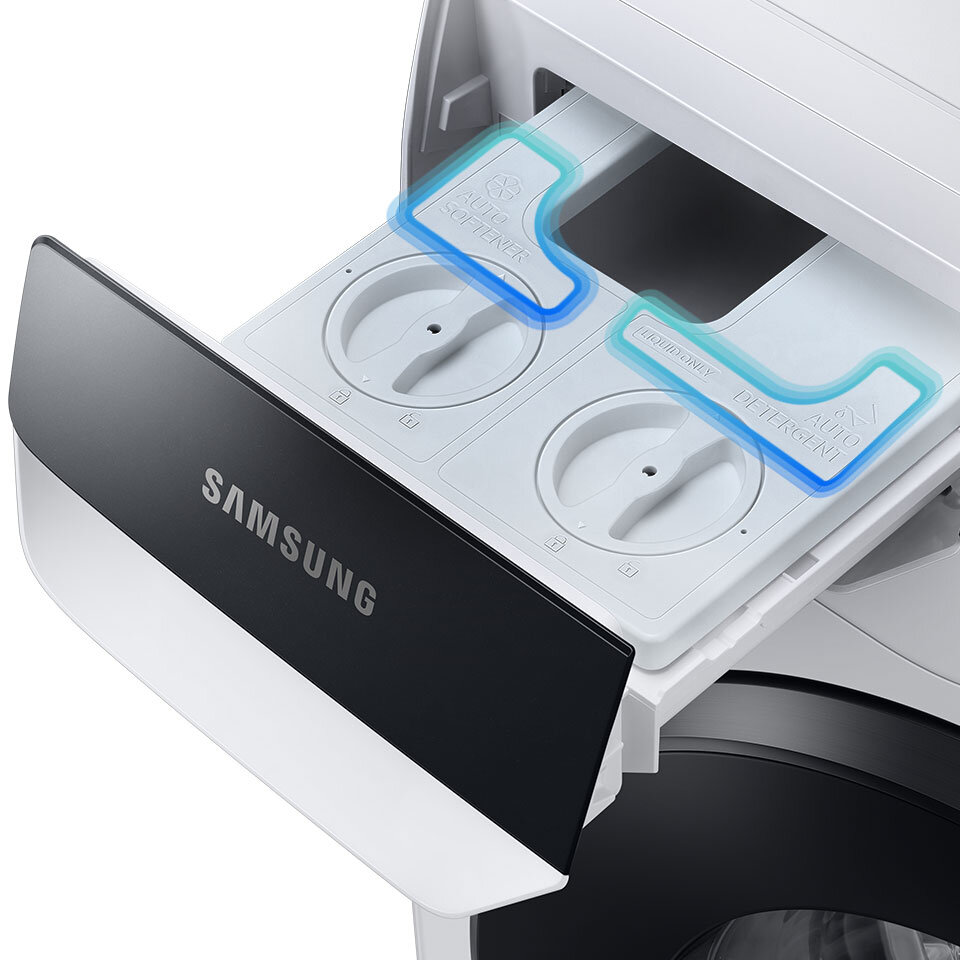 Zdjęcie przedstawia otwarty dozownik pralki z widocznymi komorami na detergent i płyn zmiękczający. Na klapie dozownika widnieje logo \'SAMSUNG\'.