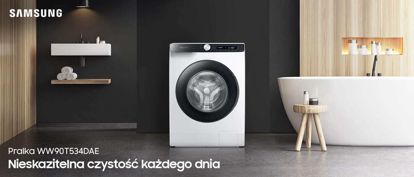 Pralka znajduje się w łazience Obraz przedstawia białą pralkę z czarnym panelem i okrągłym drzwiczkami, umieszczoną w nowoczesnej łazience z wanną i półką. Widoczny tekst: \'Pralka WW90T534DAE Nieskazitelna czystość każdego dnia\'.