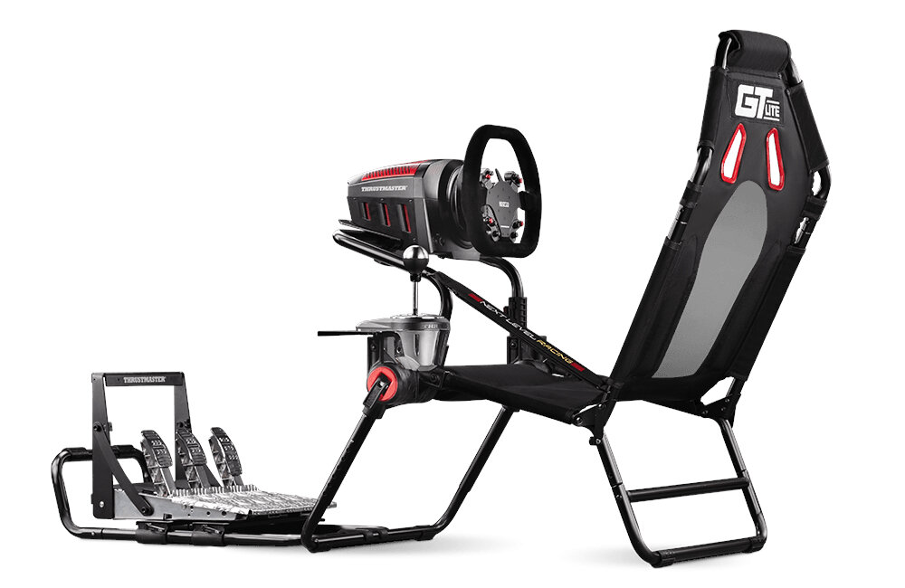 Kokpit wyścigowy w kolorach czarno-czerwonym z logo GT Lite na oparciu. Zestaw zawiera kierownicę i pedały z widocznym napisem \'Thrustmaster\'.