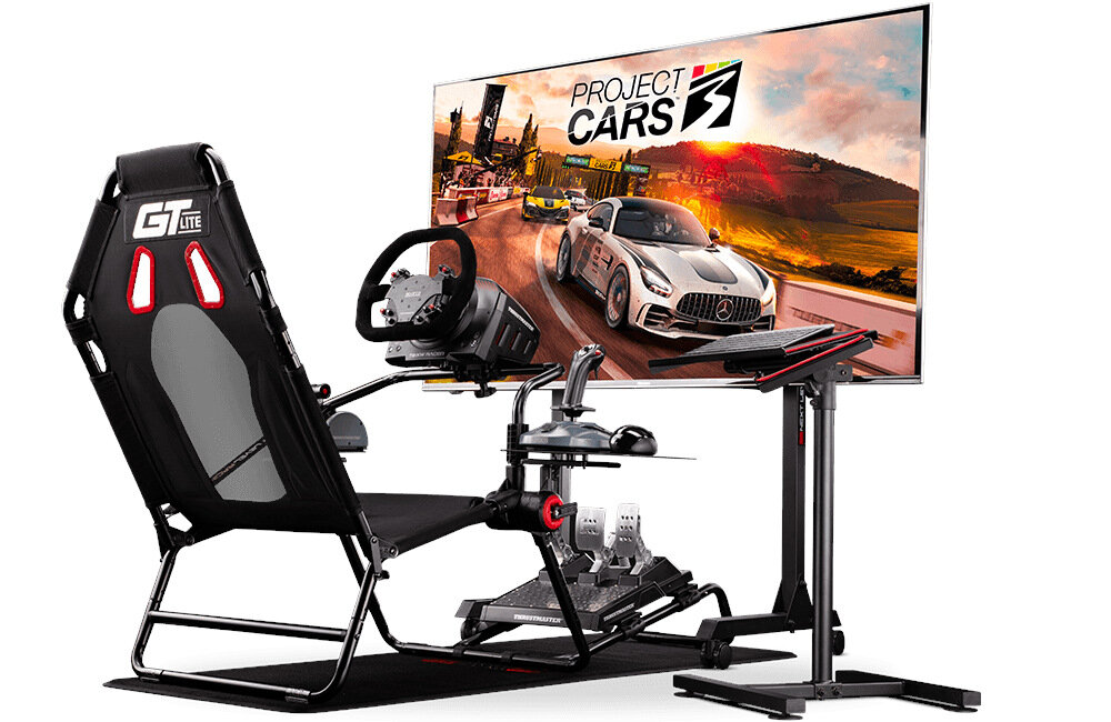 Na obrazie znajduje się czarno-czerwony kokpit wyścigowy z napisem \'GT Lite\' na oparciu fotela. Przed kokpitem stoi duży ekran z wyświetloną grafiką gry \'Project Cars 3\'.