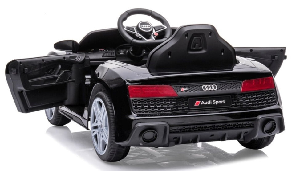 Czarny dziecięcy samochód elektryczny stylizowany na Audi R8 Spyder z otwartymi drzwiami. Na tylnej części widoczne logo Audi oraz napis \'Audi Sport\'.