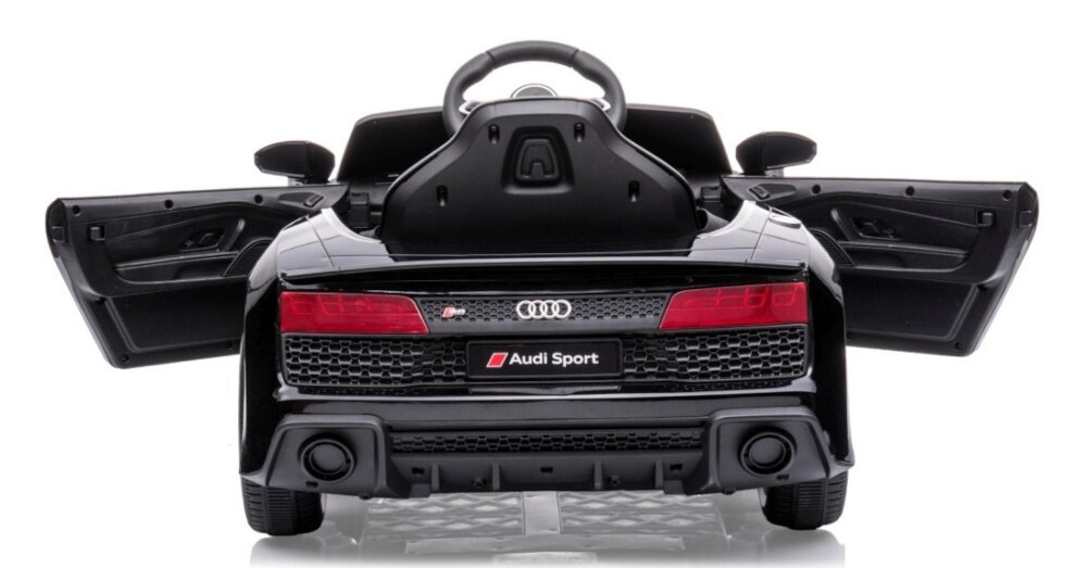 Czarny dziecięcy samochód z otwartymi drzwiami, widoczny od tyłu z logo Audi i napisem \'Audi Sport\'.