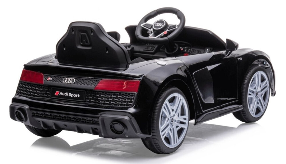 Czarny dziecięcy samochód elektryczny stylizowany na Audi R8 Spyder, z widocznym logo Audi na kierownicy i tylnej części pojazdu. Na tylnej części znajduje się napis \'Audi Sport\'.