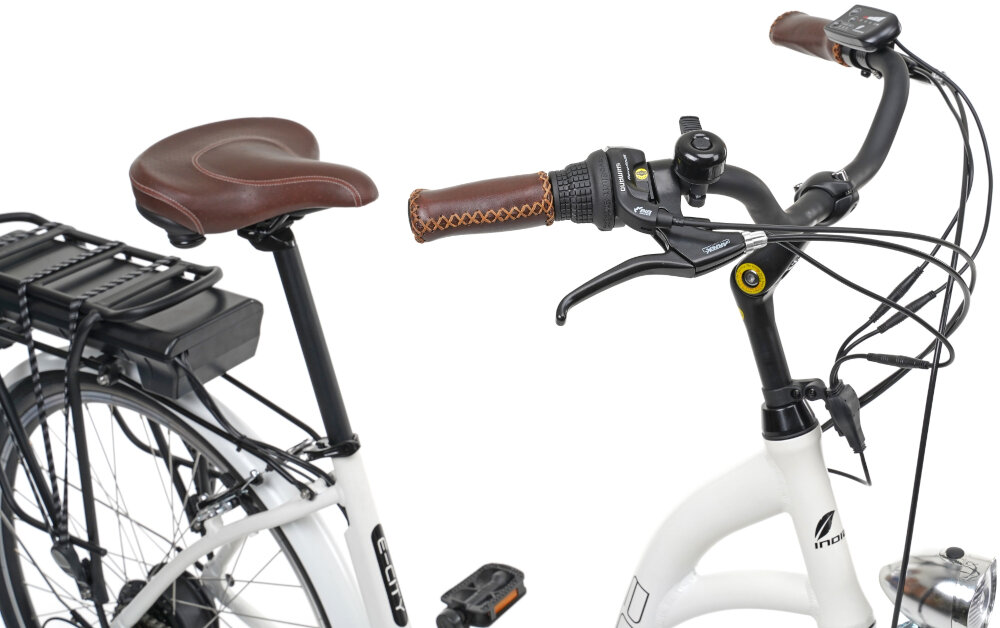 Rower elektryczny INDIANA E-City D17 bialy - kierownica okladziny