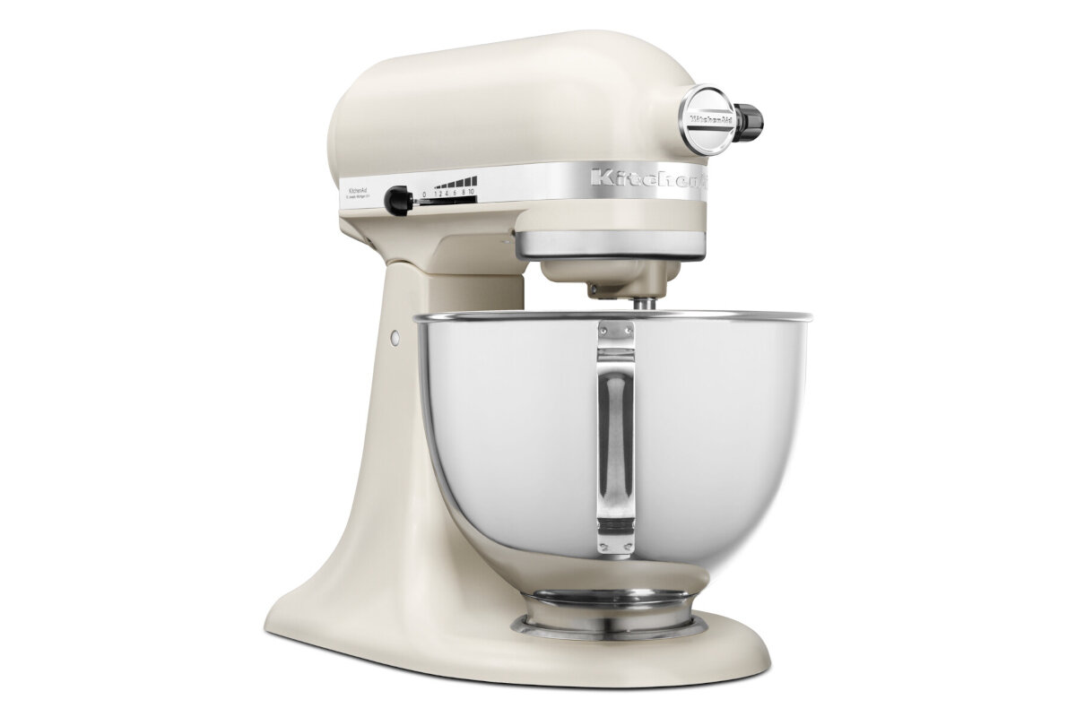 Na obrazie widoczny jest porcelanowy robot kuchenny planetarny z metalową misą. Na urządzeniu znajduje się logo \'KitchenAid\'.