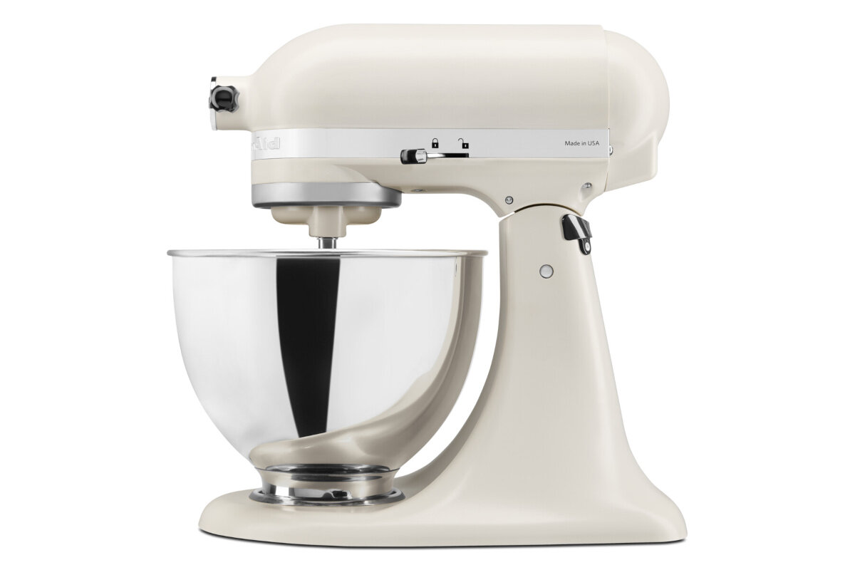 Robot kuchenny w kolorze porcelanowym z metalową misą. Na obudowie widoczne jest logo \'KitchenAid\'.
