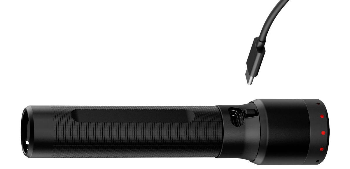 Latarka LEDLENSER P7R, akumulator, Li-Ion, ekonomiczna, praca, na białym tle latarka od boku z kablem ładującym