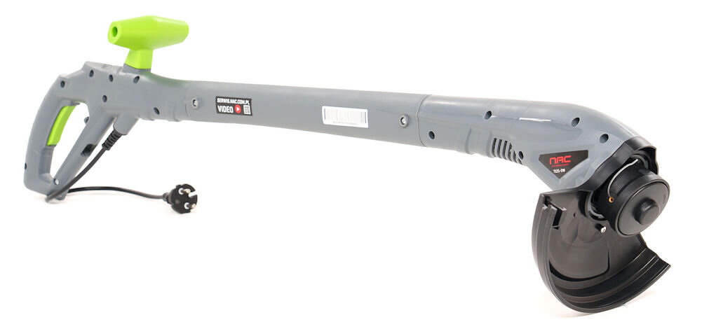 Podkaszarka elektryczna w kolorze szarym z zielonymi elementami, posiada logo \'NAC TE25-DW\'. Urządzenie ma długi uchwyt i przewód zasilający z wtyczką.