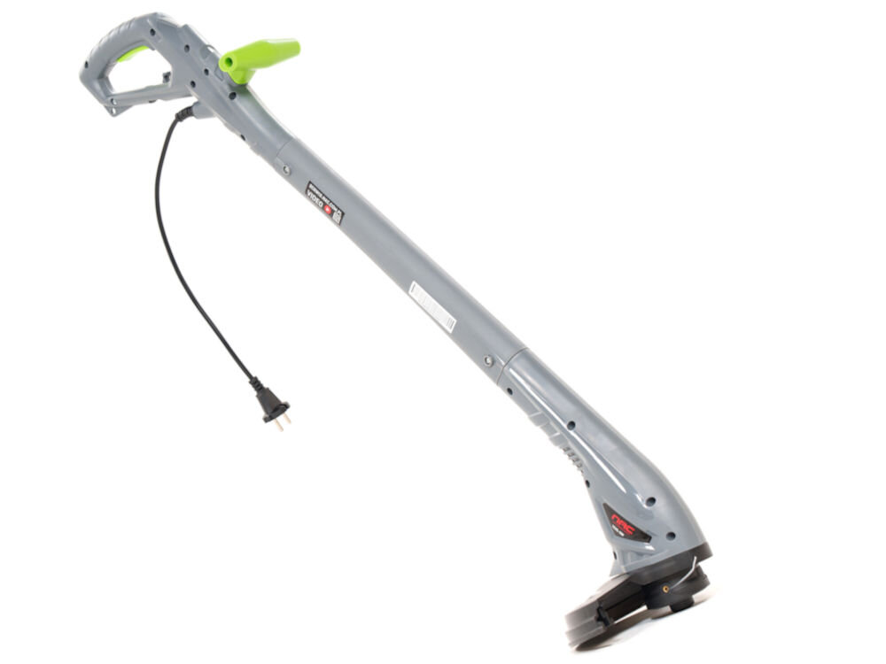 Na obrazie widoczna jest szara podkaszarka elektryczna z zielonym uchwytem i czarnym przewodem zasilającym. Na urządzeniu znajduje się logo \'NAC\'.