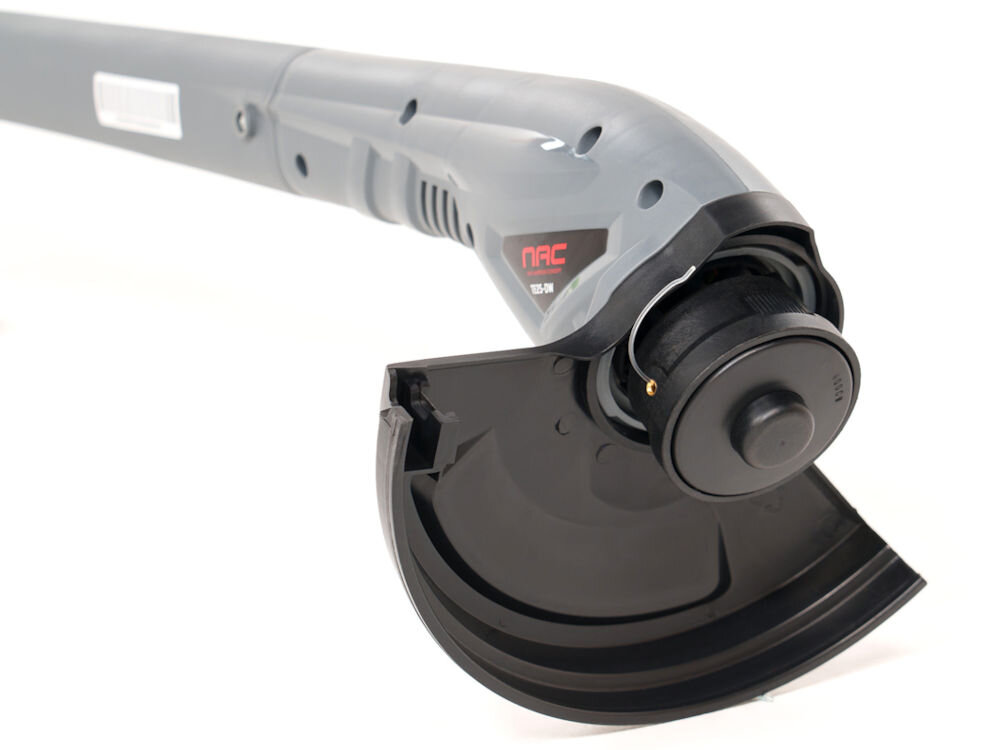 Na zdjęciu widoczna jest szara podkaszarka elektryczna z czarną osłoną tnącą. Na obudowie znajduje się logo \'NAC\' oraz oznaczenie \'TE25-DW\'.