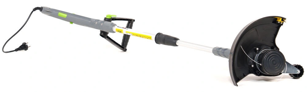 Podkaszarka elektryczna NAC TE55-DW Zbliżenie na głowicę tnącą podkaszarki elektrycznej NAC z widoczną żyłką oraz szeroką, czarną osłoną ochronną.