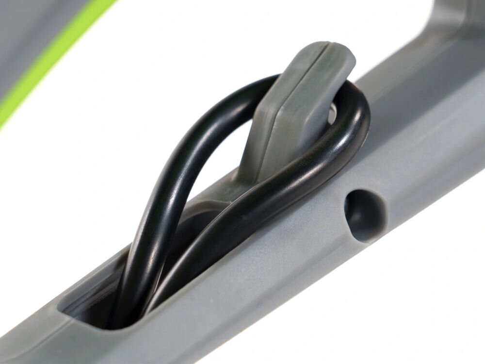 Podkaszarka elektryczna NAC TE55-DW Detal uchwytu podkaszarki NAC przedstawiający ergonomiczną rękojeść z czerwonym przyciskiem włącznika oraz dodatkowy, regulowany uchwyt pomocniczy.