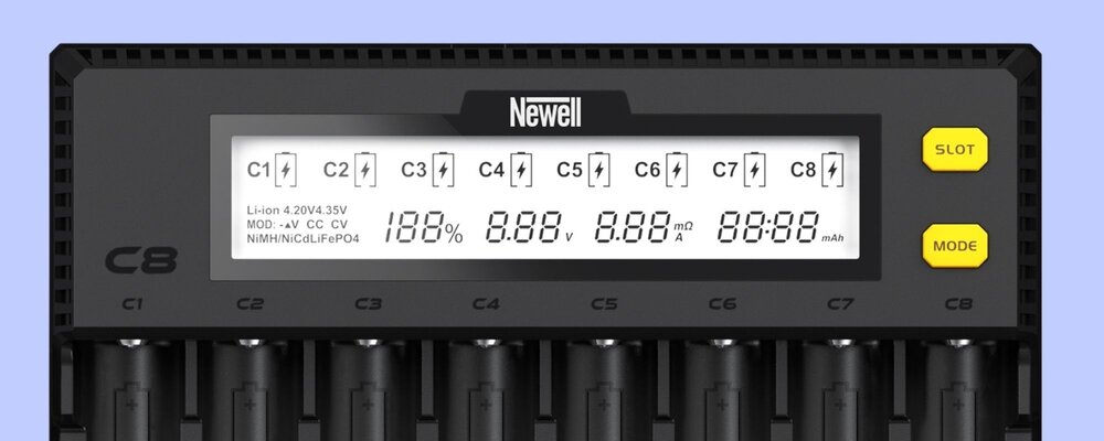 Ładowarka Newell Smart C8 do akumulatorów NiMH/Li-Ion w dwóch rzutach, z wiczonym przodem oraz tyłem urządzenia