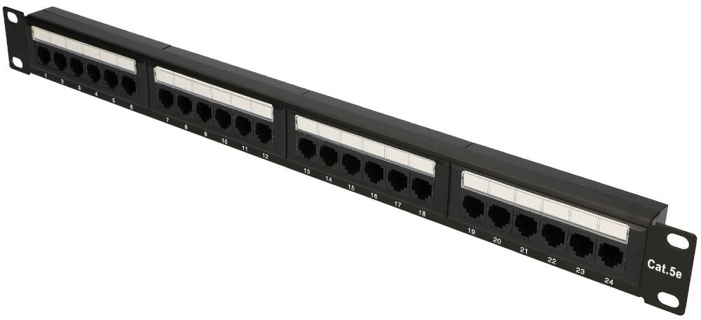 Patch panel EXTRALINK EX.9809 Widok od przodu na czarny panel krosowniczy o wysokości 1U z dwudziestoma czterema portami RJ45 ponumerowanymi od 1 do 24. Gniazda są rozmieszczone w czterech grupach, a nad nimi znajdują się białe paski do opisu. Na prawym boku widnieje oznaczenie 'Cat.6', a po bokach znajdują się uszy montażowe z otworami