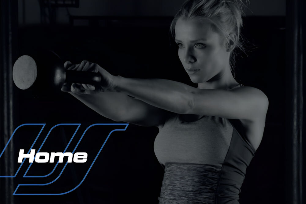 Osoba trzymająca kettlebell w wyciągniętych rękach na ciemnym tle. Na obrazie widoczny jest napis \'Home\'.