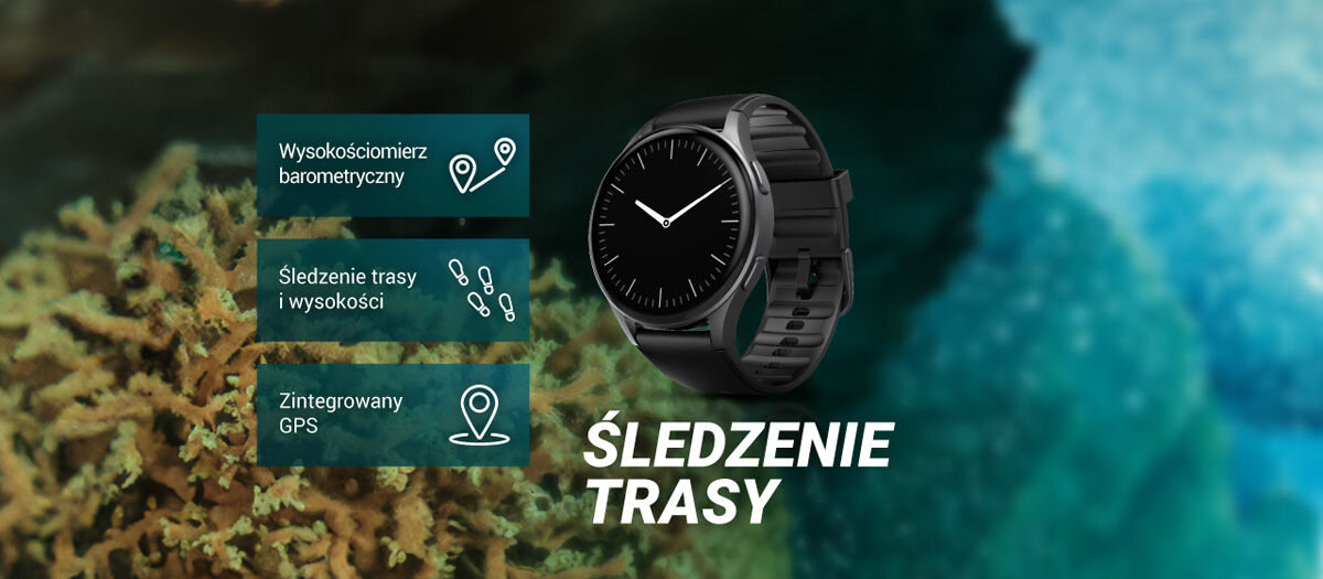 Obraz przedstawia czarny smartwatch z okrągłą tarczą na tle przyrody. Obok znajdują się napisy: \'Wysokościomierz barometryczny\', \'Śledzenie trasy i wysokości\', \'Zintegrowany GPS\' oraz \'ŚLEDZENIE TRASY\'.