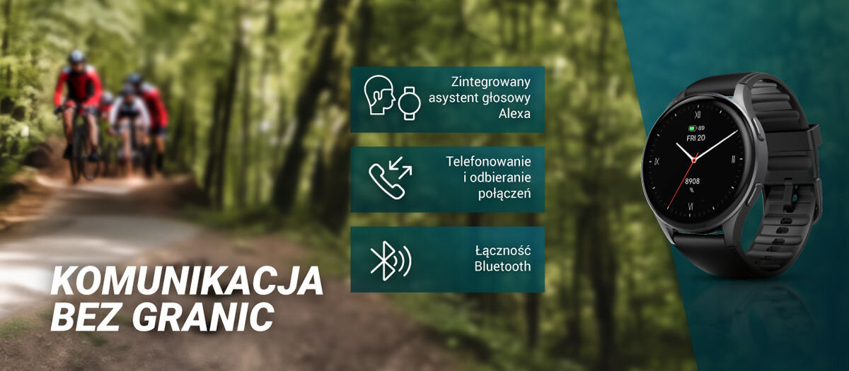 Obraz przedstawia grupę rowerzystów na leśnej ścieżce oraz smartwatch z czarnym paskiem. Obok zegarka znajdują się ikony z tekstem: \'Zintegrowany asystent głosowy Alexa\', \'Telefonowanie i odbieranie połączeń\', \'Łączność Bluetooth\', a poniżej napis \'KOMUNIKACJA BEZ GRANIC\'.