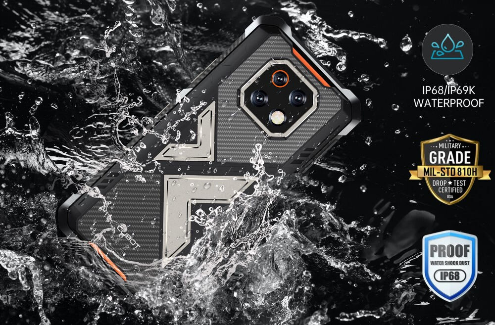 Smartfon z widocznymi trzema obiektywami aparatu zanurzony w wodzie, co podkreśla jego wodoodporność. Na obrazie znajdują się oznaczenia: \'IP68/IP69K WATERPROOF\', \'MILITARY GRADE MIL-STD 810H DROP + TEST CERTIFIED\' oraz \'PROOF WATER SHOCK DUST IP68\'.