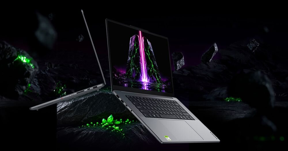 Zamknięty laptop LENOVO Yoga Pro 9 Gen 11 w eleganckiej, szarej, aluminiowej obudowie.