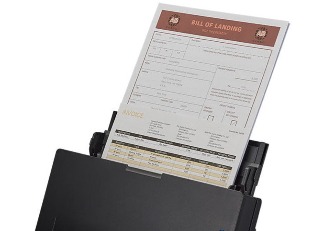 Skaner CANON imageFORMULA DR-C225II Zbliżenie na górną część czarnego skanera, do którego włożono dwa dokumenty, podajnik, szybkość, rozdzielczość