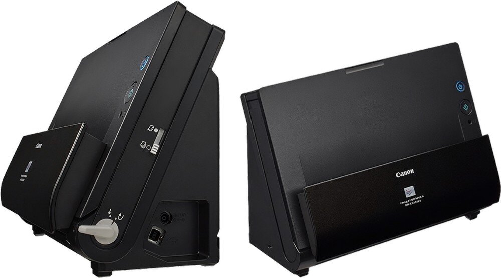 Skaner CANON imageFORMULA DR-C225II Dwa widoki skanera pod różnymi kątami na białym tle. Lewe zdjęcie pokazuje bok urządzenia z gniazdami zasilania i USB oraz przełącznikami trybu podawania papieru, kompatybilność, port