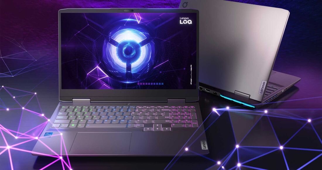 Na obrazie widoczny jest laptop z podświetlaną klawiaturą i ekranem wyświetlającym grafikę z niebieskim, futurystycznym wzorem oraz logo \'Lenovo LOQ\'. W tle znajduje się drugi laptop z widocznym logo \'Lenovo\'.