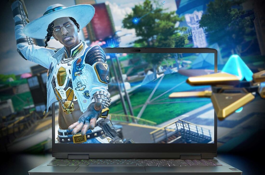 Na obrazie widoczny jest laptop z wyświetlonym na ekranie kolorowym motywem z gry komputerowej, przedstawiającym postać w białym kapeluszu i futurystycznym stroju. W tle znajduje się rozmyty krajobraz z elementami architektury i zielenią.