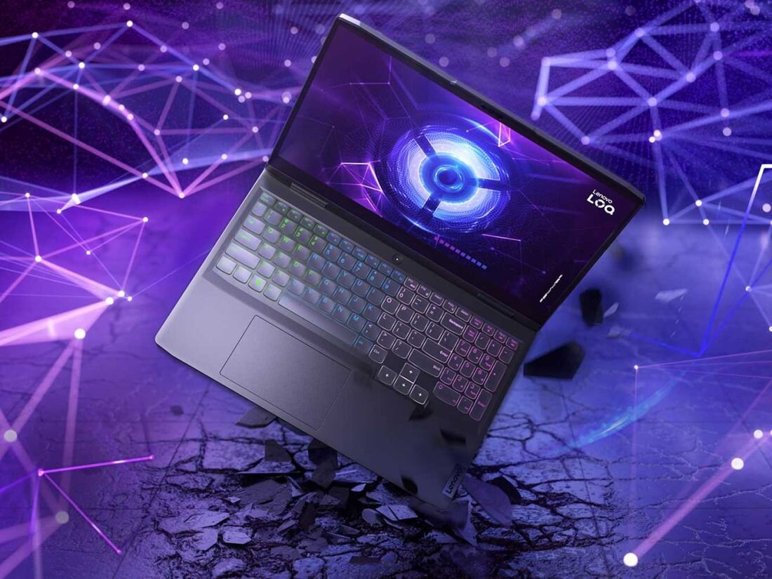 Laptop z podświetlaną klawiaturą i ekranem wyświetlającym futurystyczną grafikę. W tle widoczne są geometryczne wzory i efekty świetlne w odcieniach fioletu.