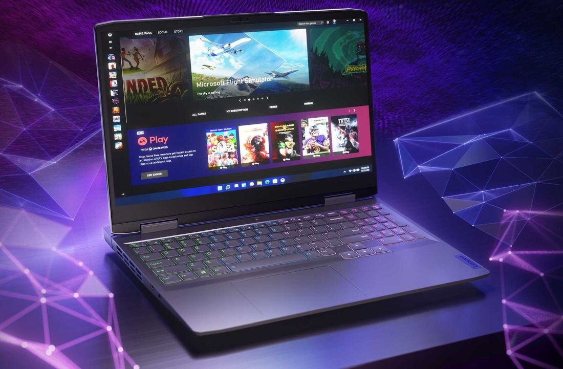 Laptop z otwartym ekranem wyświetlającym interfejs sklepu z grami, z kolorowym podświetleniem klawiatury. W tle widoczne są geometryczne wzory w odcieniach fioletu i niebieskiego.