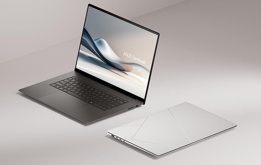 Na obrazie widoczny jest otwarty laptop z wyświetlaczem pokazującym napis \'ASUS Zenbook\' oraz zamknięty laptop o srebrnej obudowie. Oba urządzenia znajdują się na jasnym tle.