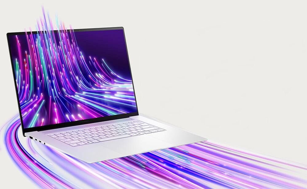 Laptop z wyświetlaczem OLED, na którym widoczne są kolorowe, świetliste linie rozchodzące się od ekranu. Tło jest jasne, a linie tworzą dynamiczny efekt wizualny.