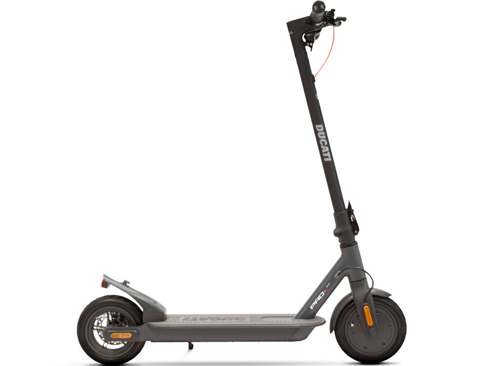 Czarna hulajnoga elektryczna z widocznym logo \'DUCATI\' na kierownicy. Posiada duże koła i czerwony przewód przy kierownicy.
