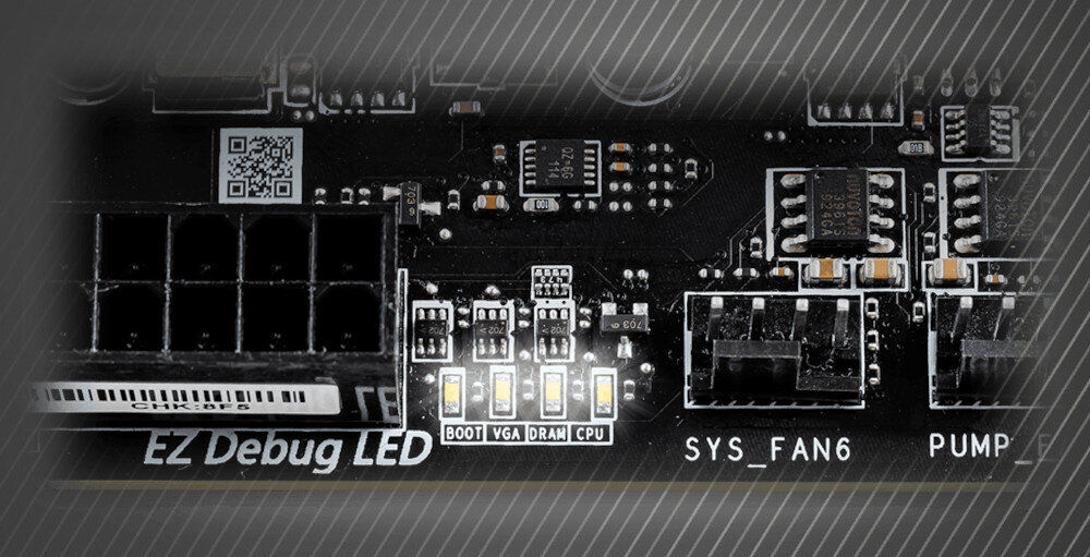 Obraz przedstawia fragment płyty głównej z widocznymi złączami i diodami oznaczonymi jako BOOT, VGA, DRAM, CPU. Na dole widoczny jest napis \'EZ Debug LED\'.