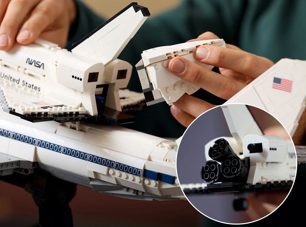 Osoba składa model wahadłowca z klocków LEGO, na którym widoczne są napisy \'NASA\' i \'United States\'. W prawym dolnym rogu znajduje się zbliżenie na silniki modelu.
