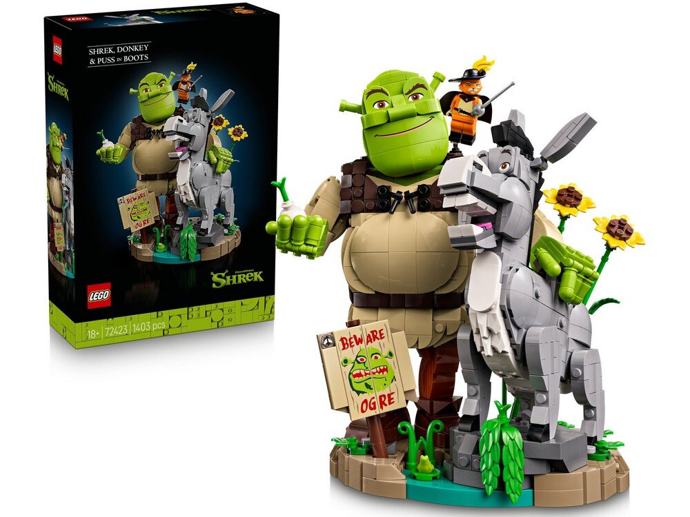 Zestaw LEGO przedstawiający postacie Shreka, Osła i Kota w butach, z kwiatami i tabliczką z napisem \'BEWARE OGRE\'. Obok znajduje się pudełko z grafiką zestawu i logo LEGO.