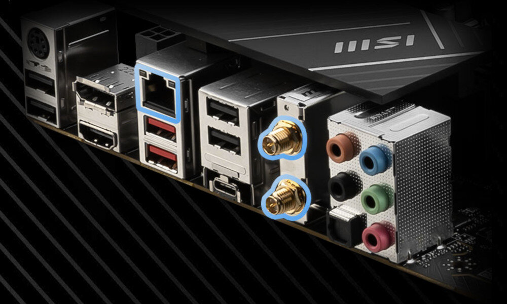 Obraz przedstawia tylny panel płyty głównej z różnymi portami, w tym USB, Ethernet, audio oraz złączami antenowymi. Na płycie widoczne jest logo \'MSI\'.