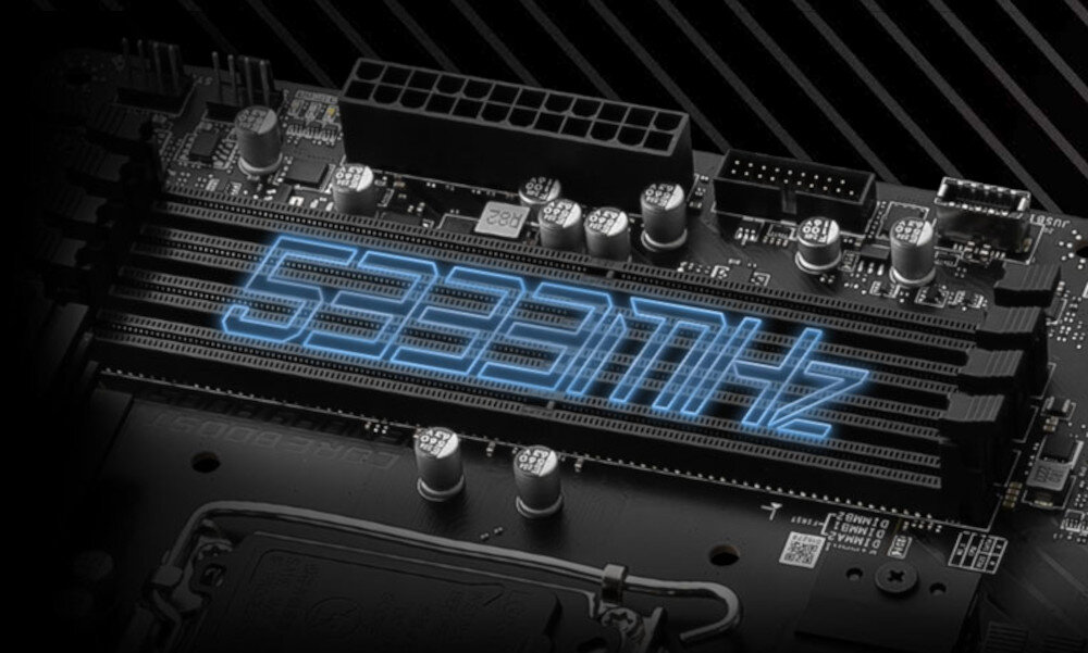 Obraz przedstawia fragment płyty głównej z widocznymi slotami na pamięć RAM, na których wyświetlony jest napis \'5333 MHz\'.