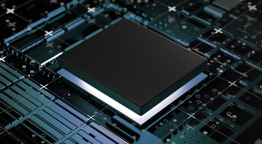 Obraz przedstawia zbliżenie na czarny, kwadratowy element elektroniczny umieszczony na płycie złożonej z różnych geometrycznych kształtów i linii. Tło jest ciemne z jasnymi akcentami i wzorami przypominającymi układ scalony.