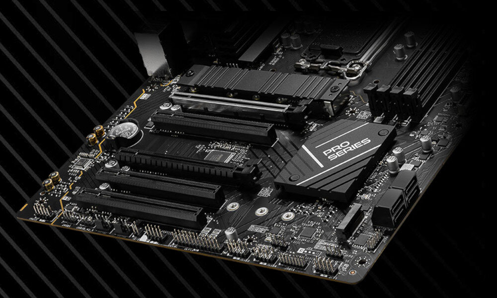 Obraz przedstawia płytę główną z widocznymi gniazdami PCIe, slotami RAM oraz napisem \'PRO SERIES\' na jednym z elementów. Płyta ma ciemną kolorystykę z metalicznymi i plastikowymi elementami.