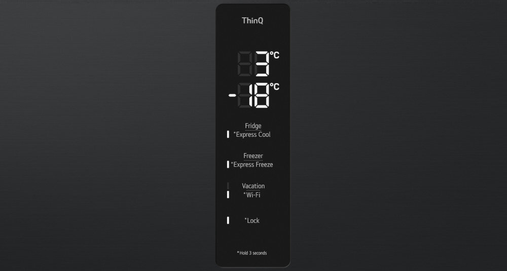 Panel sterowania z wyświetlaczem temperatury pokazującym 3°C i -18°C oraz opcjami: Fridge \'Express Cool\', Freezer \'Express Freeze\', Vacation \'Wi-Fi\', \'Lock\'. Na górze widoczny jest napis \'ThinQ\'.