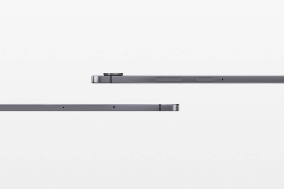 Widok z boku dwóch urządzeń Galaxy Tab S11 ułożonych jeden na drugim, prezentujący układ aparatów i elegancki design. Obraz przedstawia dwa cienkie, szare urządzenia elektroniczne widziane z boku, z widocznymi przyciskami i wystającym obiektywem aparatu na jednym z nich.
