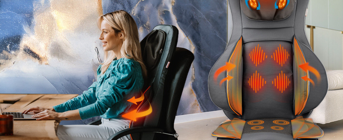 Kobieta siedzi na krześle z matą masującą, która ma widoczne pomarańczowe strzałki i wzory sugerujące funkcje masujące. Obok znajduje się zbliżenie na matę z zaznaczonymi miejscami działania masażu.