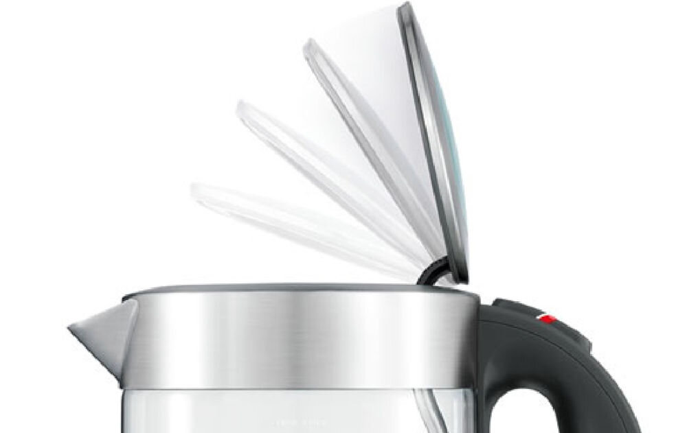 Czajnik SAGE BKE395CLR zbliżenie na pokrywę otwieranie białe tło funkcja Soft open płynne bezpieczne otwieranie pokrywy mechanizm tłumiący przycisk otwierania prosta wygodna obsługa w domu w biurze 