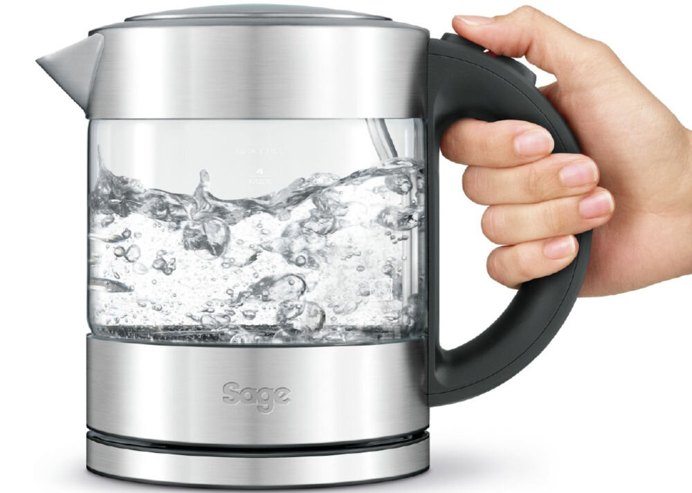 Czajnik SAGE BKE395CLR białe tło osoba trzyma czajnik za rączkę srebrne elementy przeźroczysta obudowa gotująca się woda wewnątrz czajnika moc 2400 W dźwiękowy sygnał wyjmowany filtr pojemność 1 litra dla singli par małych rodzin funkcjonalność estetyka do codziennego użytku 